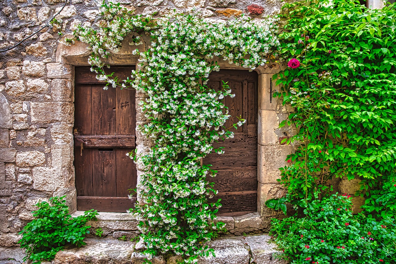 Small Entryways That Welcome Rather Than Clutter